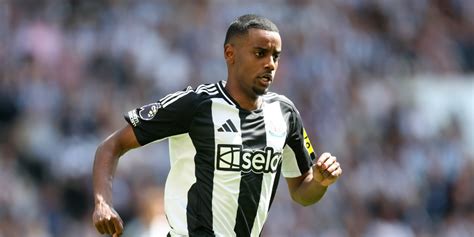 newcastle united team news vs everton.